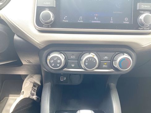 Used 2021 Nissan Versa SV FWD image 38