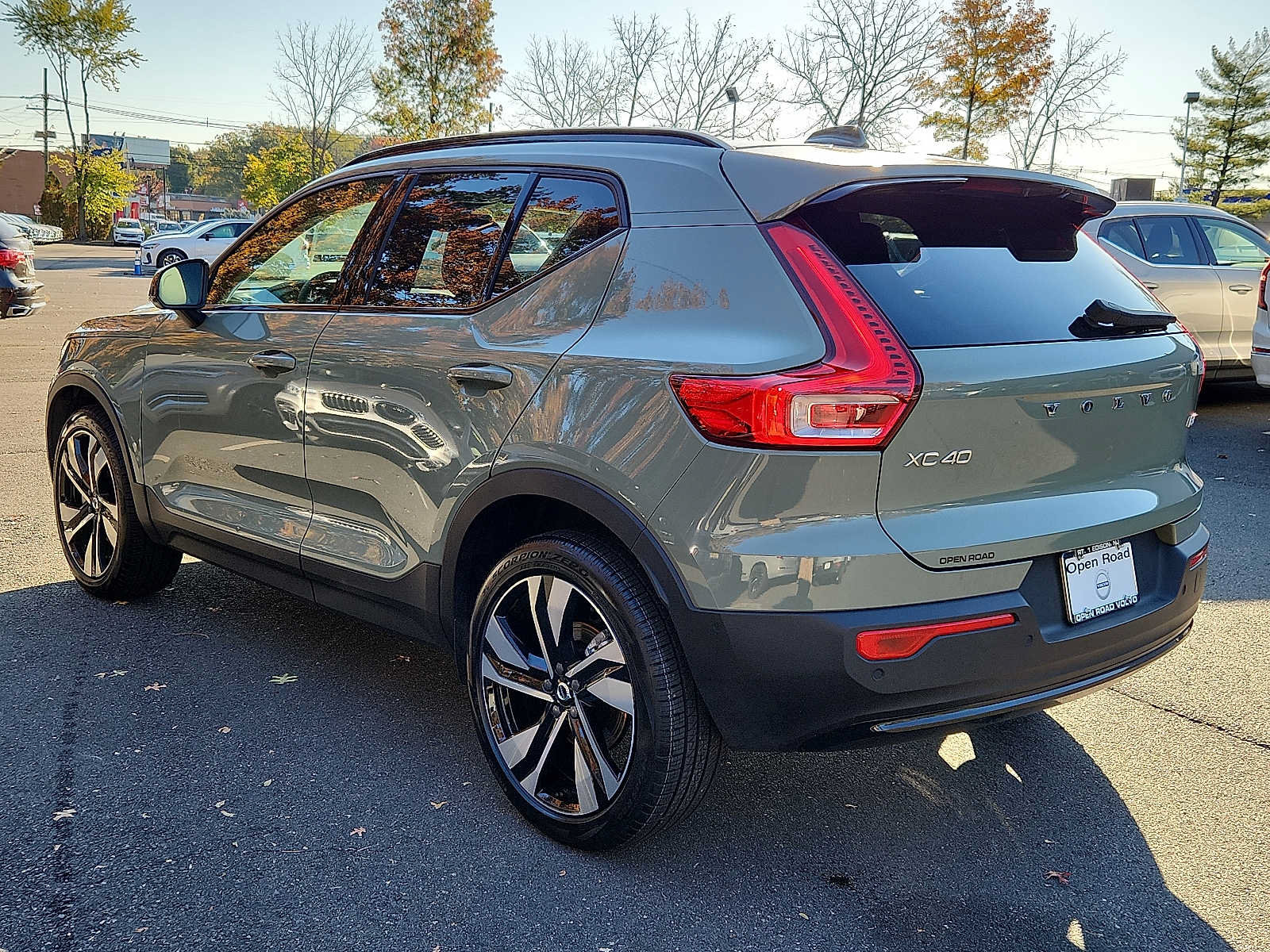 Certified 2024 Volvo XC40 B5 Plus w/ Protection Package Premier AWD/4WD image 4