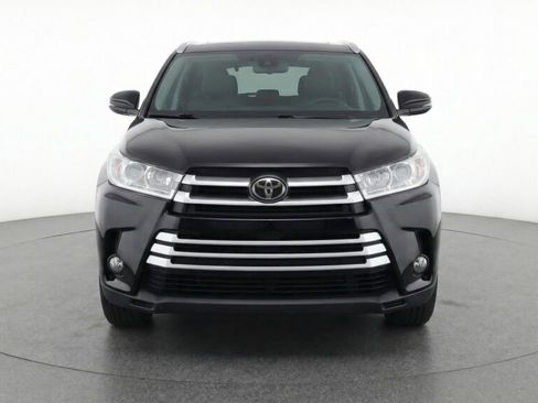 Used 2019 Toyota Highlander XLE image 2