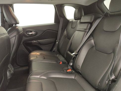 Used 2019 Jeep Cherokee Latitude Plus AWD/4WD image 18