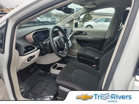 Used 2023 Chrysler Voyager LX FWD image 8