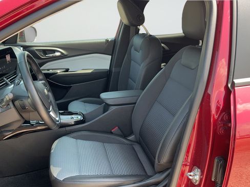 Used 2025 Chevrolet Trax LT w/ LT Convenience Package FWD image 13