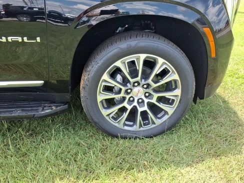 New 2026 GMC Yukon Denali w/ LPO, Floor Liner Package AWD/4WD image 9