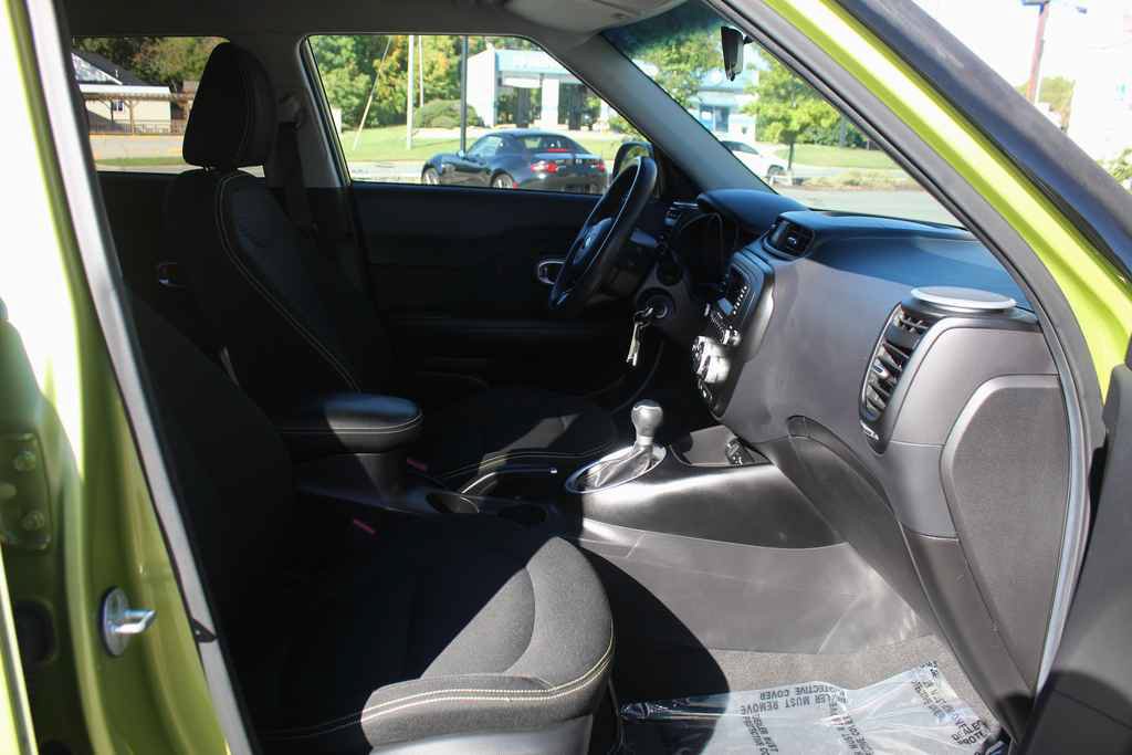 Used 2015 Kia Soul + FWD image 25