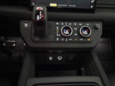 Used 2024 Land Rover Defender 130 V8 image 21