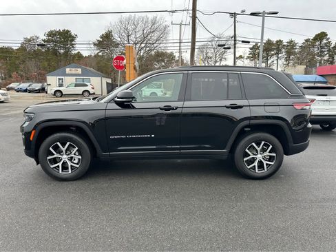 Used 2025 Jeep Grand Cherokee Limited image 4