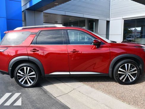 Used 2024 Nissan Pathfinder Platinum AWD/4WD image 9