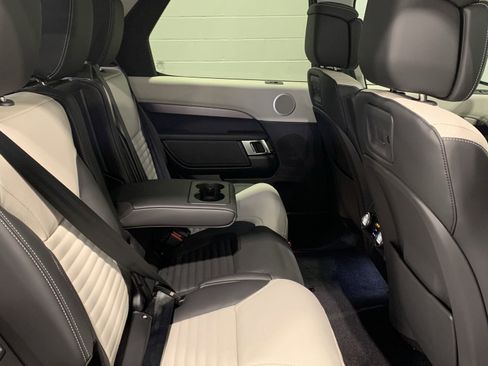 New 2025 Land Rover Discovery Dynamic SE image 16