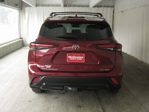 Used 2024 Toyota Highlander XLE image 30