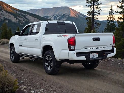 Used 2019 Toyota Tacoma TRD Sport image 5