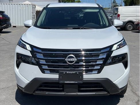 Used 2025 Nissan Rogue SV image 2