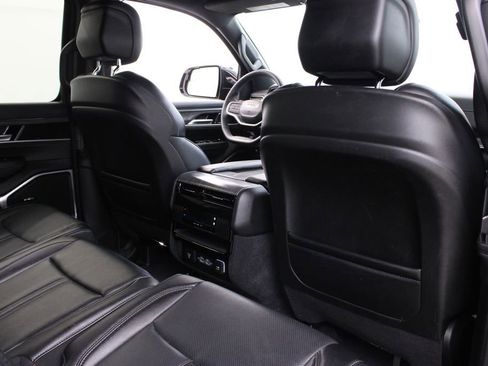 Used 2024 Jeep Wagoneer L Series II image 23