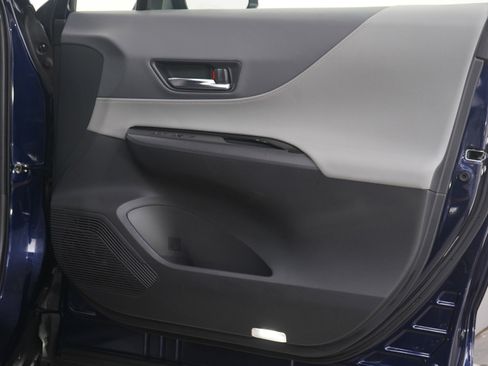 Used 2021 Toyota Venza LE image 11