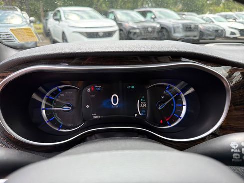Used 2023 Chrysler Pacifica Pinnacle FWD image 25