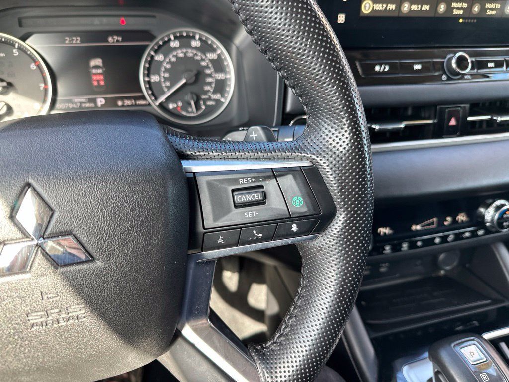 Used 2025 Mitsubishi Outlander SE AWD/4WD image 32