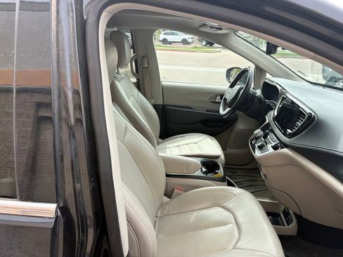 Used 2021 Chrysler Pacifica Touring-L AWD/4WD image 29