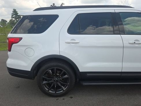 Used 2018 Ford Explorer XLT w/ Equipment Group 202A AWD/4WD image 7