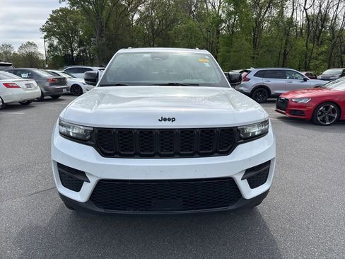 Used 2024 Jeep Grand Cherokee Altitude image 2