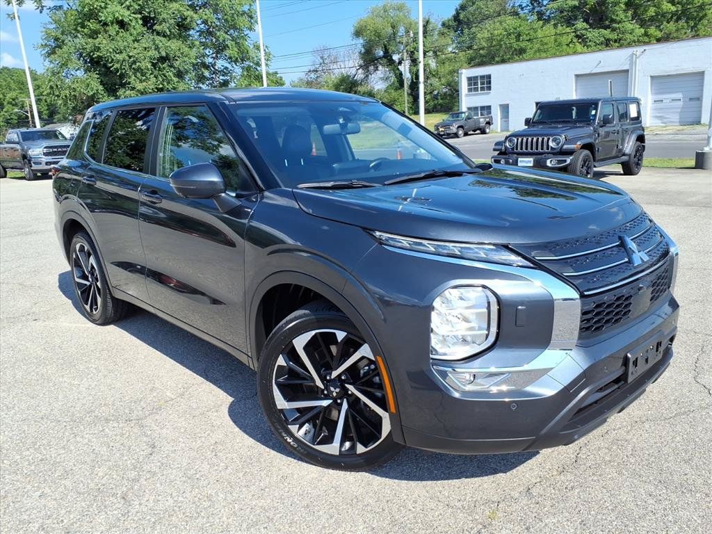 Used 2024 Mitsubishi Outlander SE AWD/4WD image 2