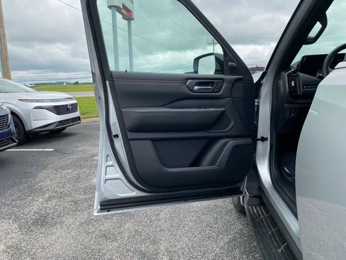 New 2025 Nissan Armada SL w/ Captain's Chari Seat Package image 12