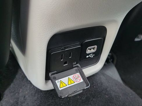 Used 2018 Jeep Compass Latitude w/ Popular Equipment Group FWD image 18