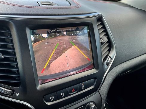 Used 2019 Jeep Cherokee Trailhawk AWD/4WD image 30