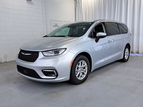 Used 2023 Chrysler Pacifica Touring-L FWD image 2