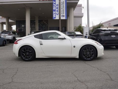 Used 2020 Nissan 370Z Coupe RWD image 3