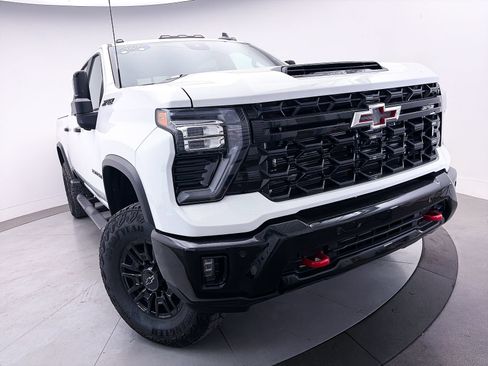 Used 2025 Chevrolet Silverado 2500 ZR2 w/ Technology Package AWD/4WD image 11