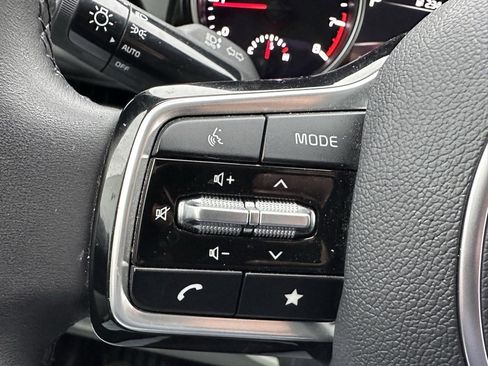 Used 2024 Kia Carnival EX image 24