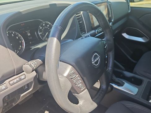 Used 2022 Nissan Frontier SV image 2