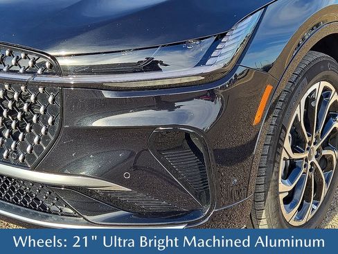 Used 2024 Lincoln Nautilus Reserve image 10