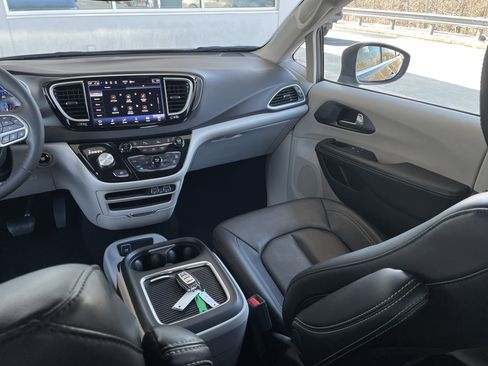 Used 2023 Chrysler Pacifica Touring-L image 16