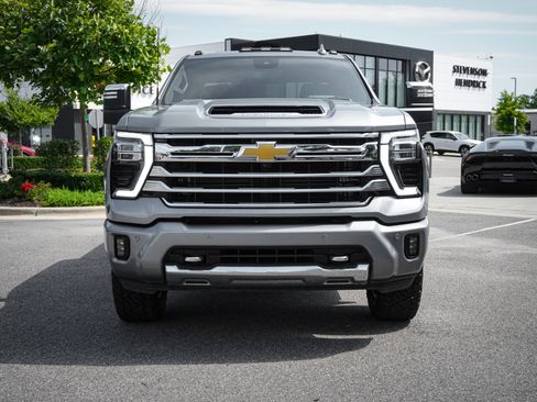 Used 2024 Chevrolet Silverado 2500 High Country w/ High Country Premium Package AWD/4WD image 3