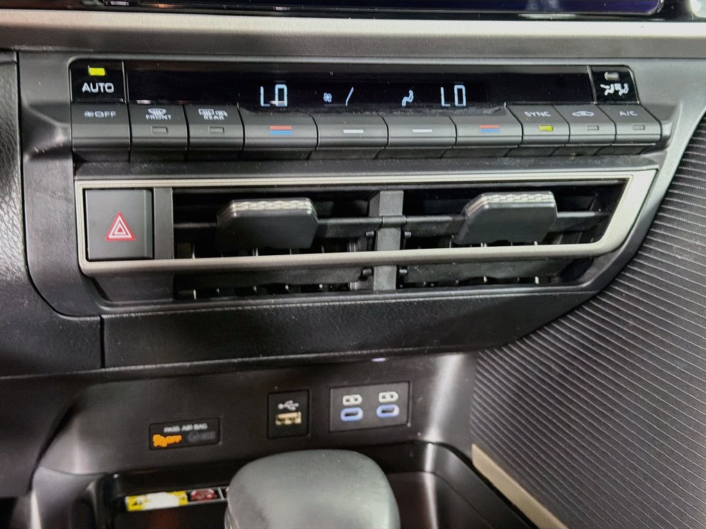 Used 2025 Toyota Camry SE FWD image 20
