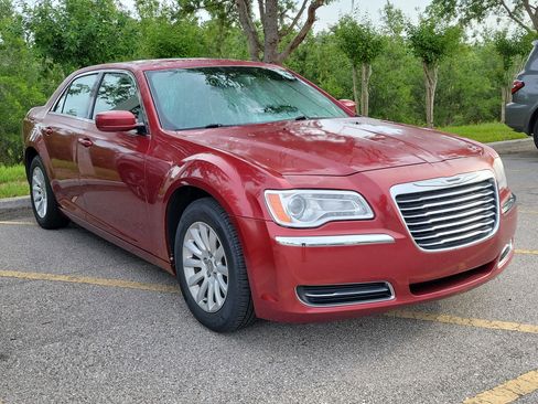 Used 2014 Chrysler 300 RWD image 2