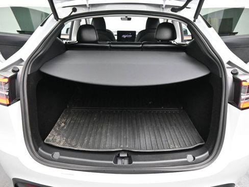 Used 2025 Tesla Model Y Long Range image 19