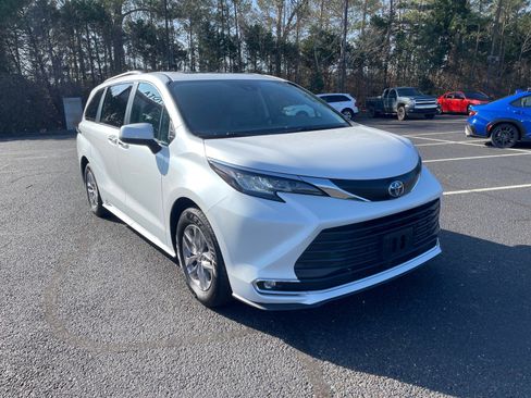 Used 2023 Toyota Sienna XLE image 1