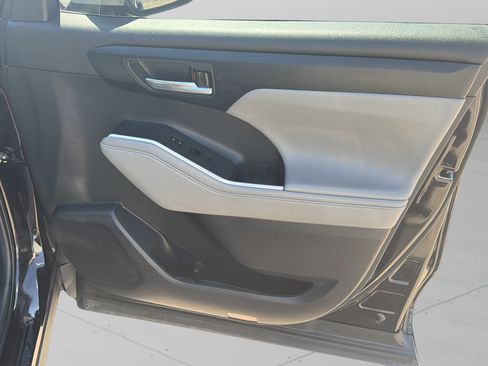 Used 2022 Toyota Highlander XLE FWD image 9