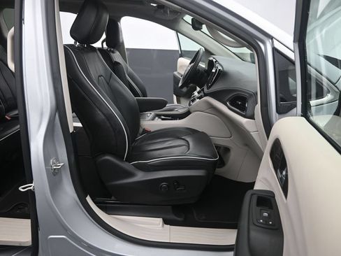Used 2023 Chrysler Pacifica Limited FWD image 18