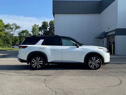 Used 2025 Nissan Pathfinder Platinum image 2