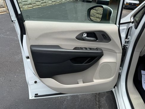 Used 2023 Chrysler Pacifica Touring-L FWD image 23