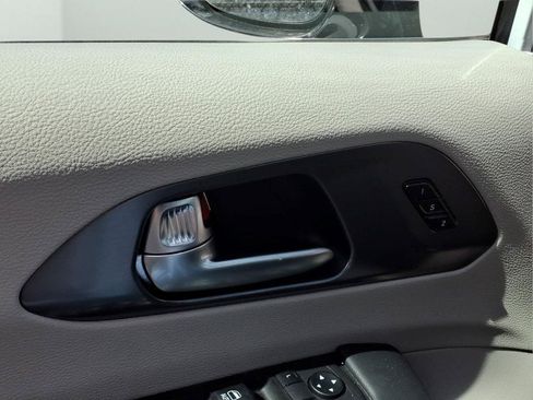 Used 2024 Chrysler Pacifica Touring-L FWD image 17