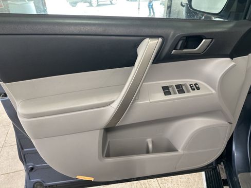 Used 2013 Toyota Highlander SE image 17