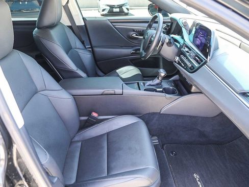 Used 2025 Lexus ES 300h w/ Premium Package FWD image 16