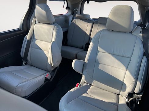 Used 2015 Toyota Sienna Limited image 11