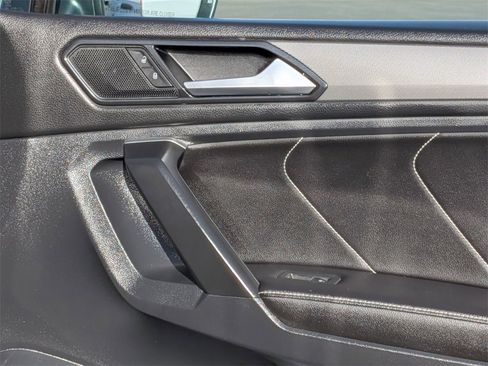 Used 2024 Volkswagen Tiguan SE image 33