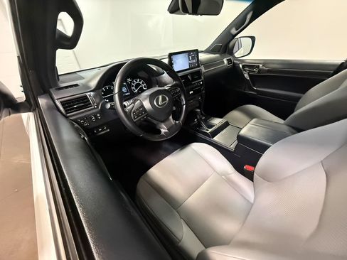 Used 2023 Lexus GX 460 image 2