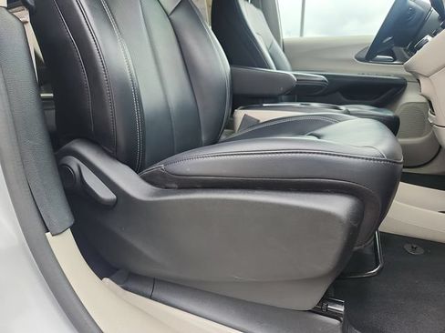 Used 2023 Chrysler Pacifica Touring-L FWD image 34