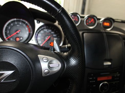 Used 2011 Nissan 370Z Coupe RWD image 16